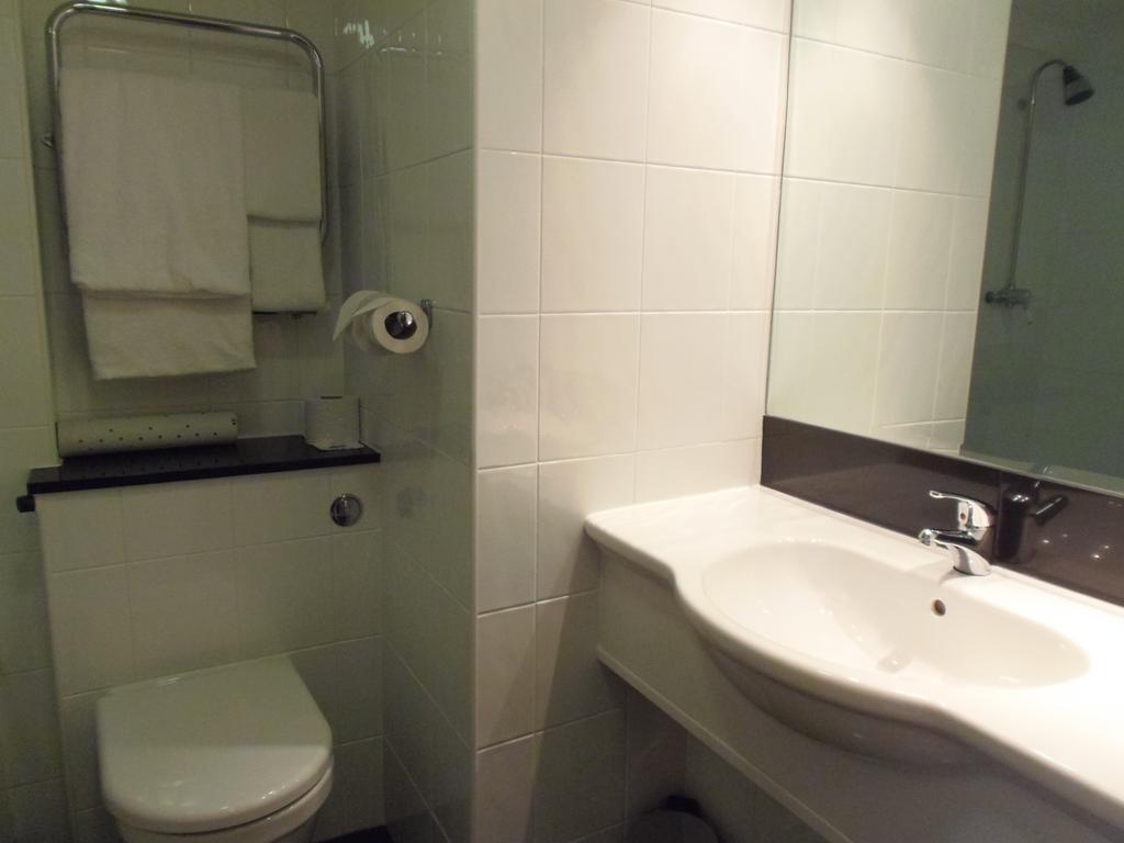 Lakeside International Hotel Camberley Rom bilde
