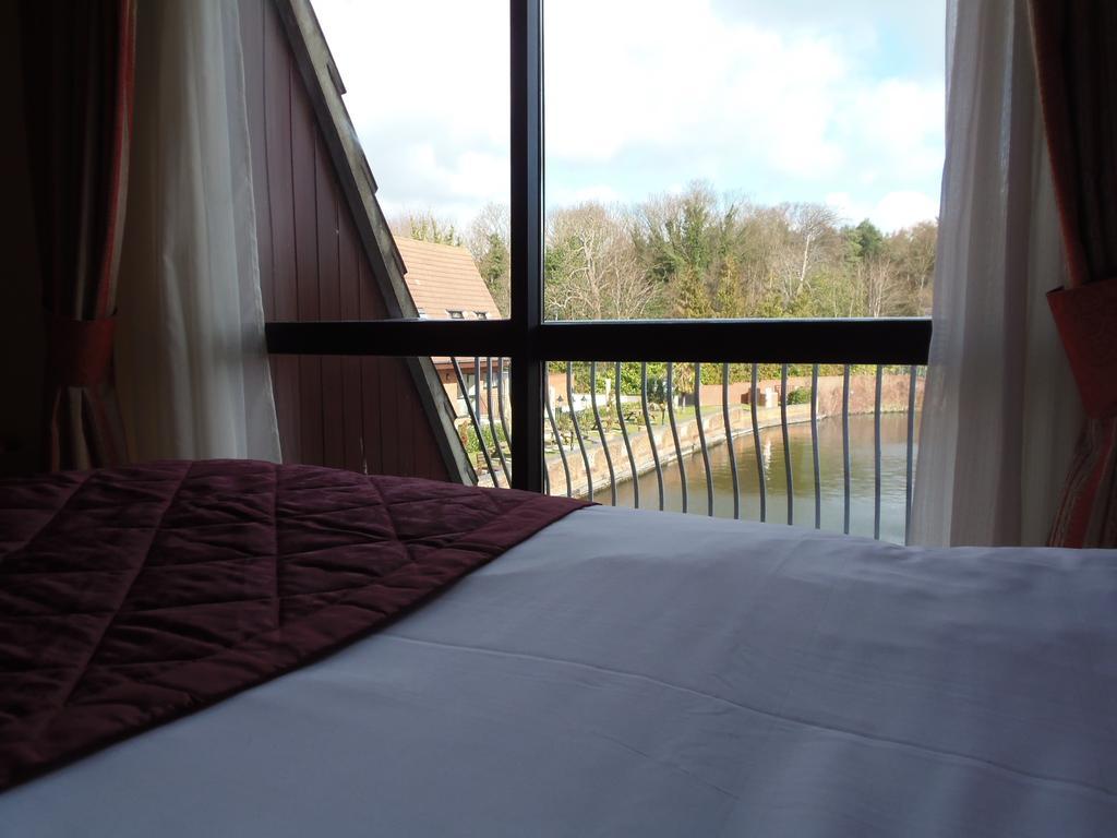 Lakeside International Hotel Camberley Rom bilde