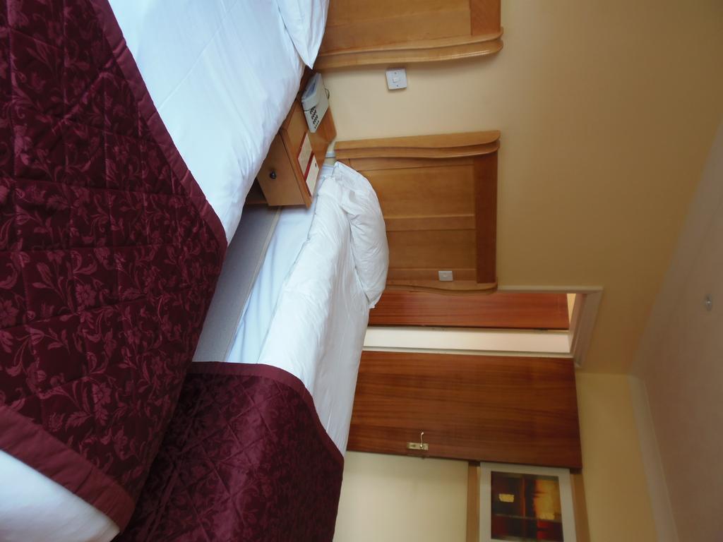 Lakeside International Hotel Camberley Rom bilde