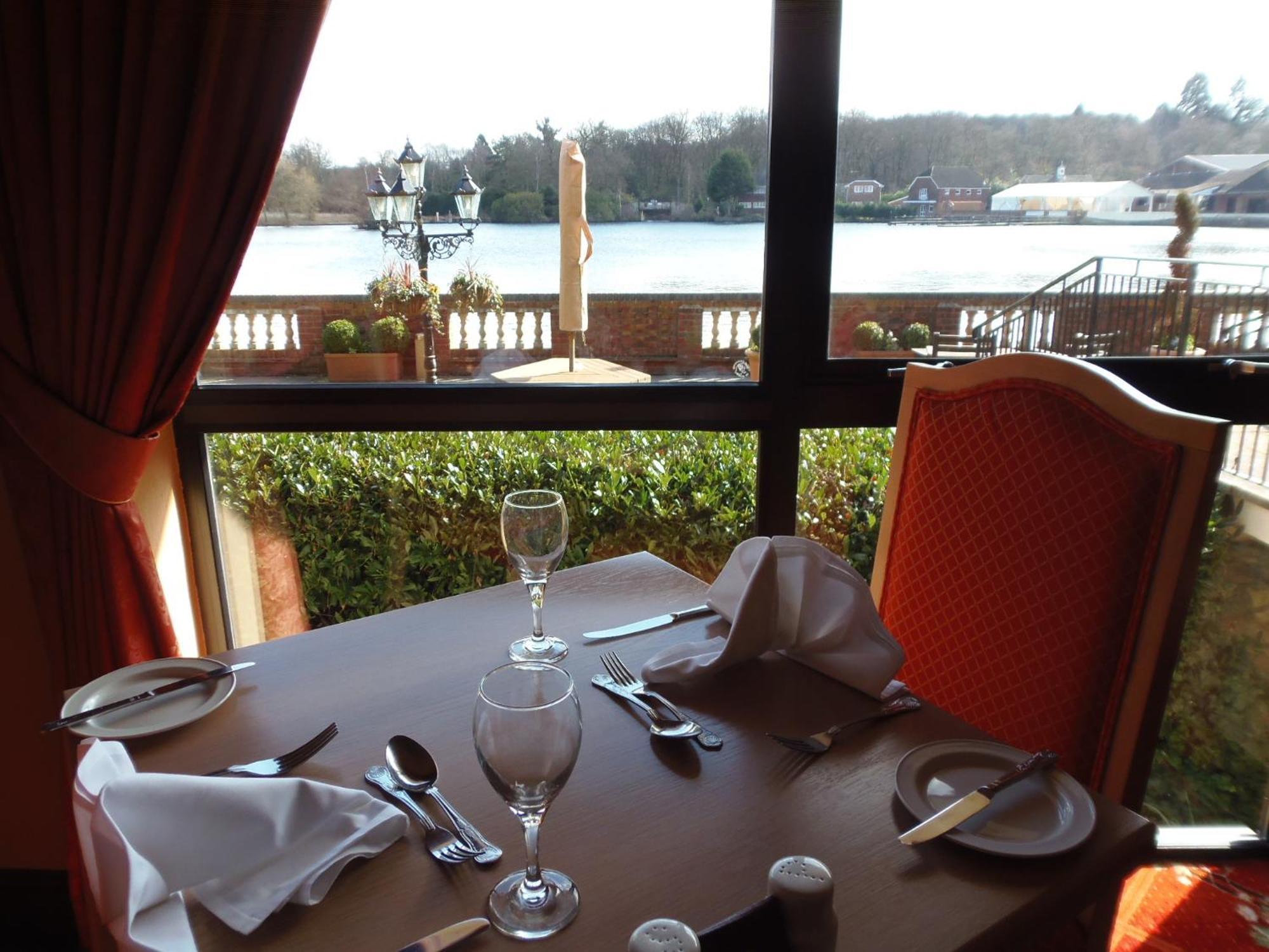 Lakeside International Hotel Camberley Eksteriør bilde