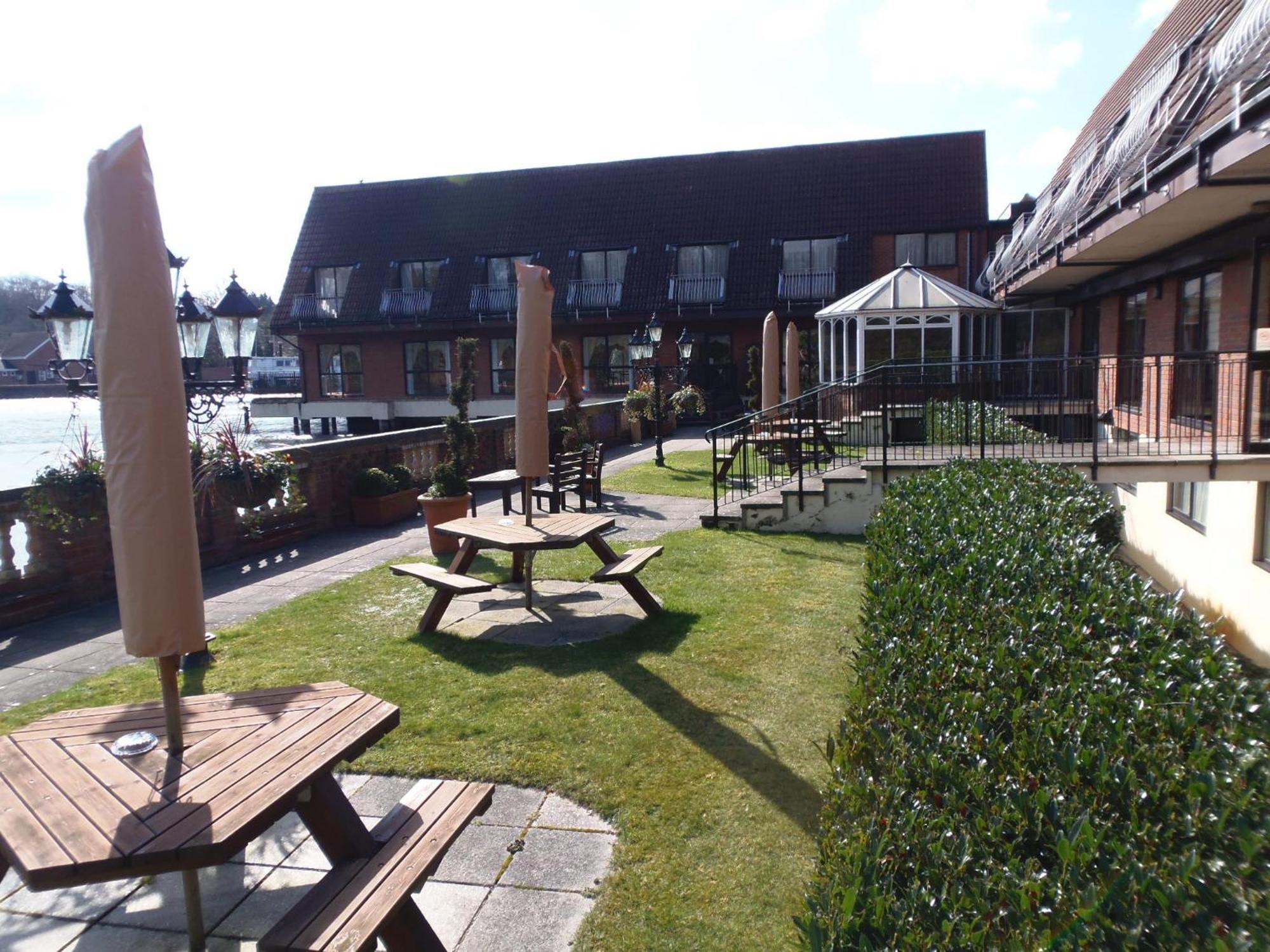 Lakeside International Hotel Camberley Eksteriør bilde