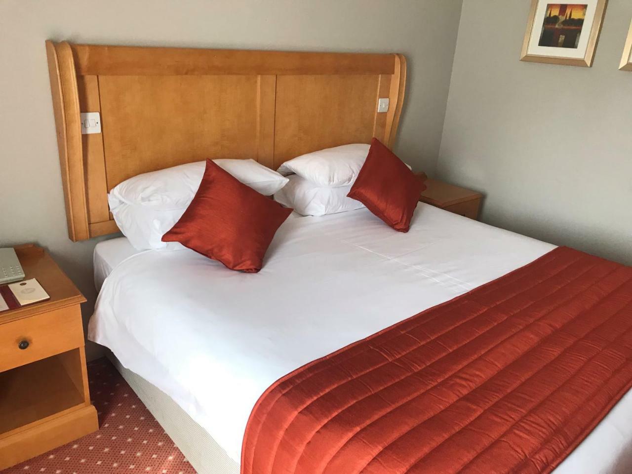 Lakeside International Hotel Camberley Eksteriør bilde